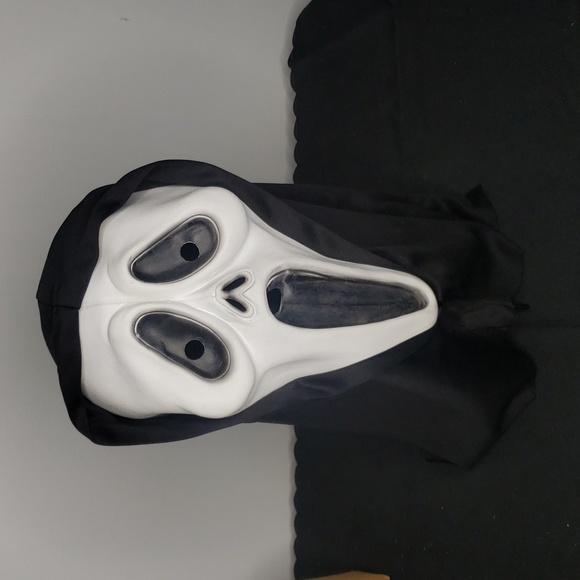 Scream Ghost Face Masks Halloween Costume NWOT - Picture 1 of 5